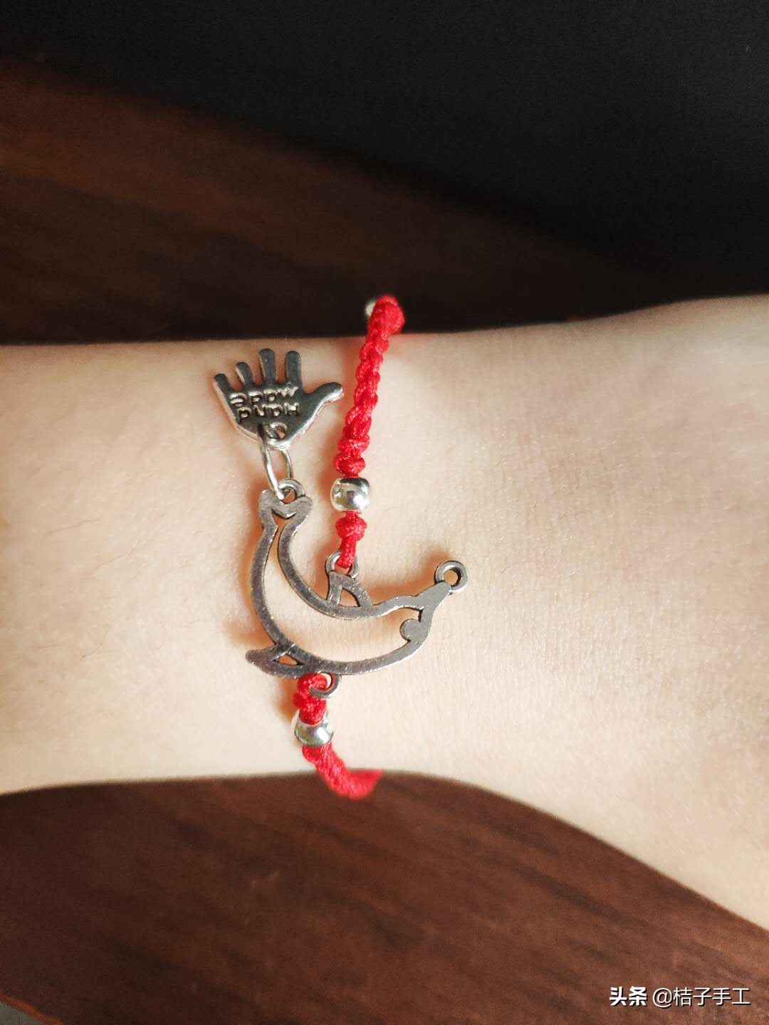 银饰弯管手链教程,足银双孔手链穿绳教程