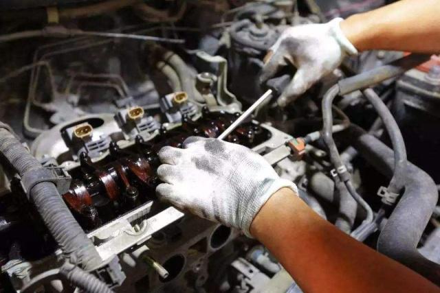 发动机击穿是换还是修,汽车发动机被击穿