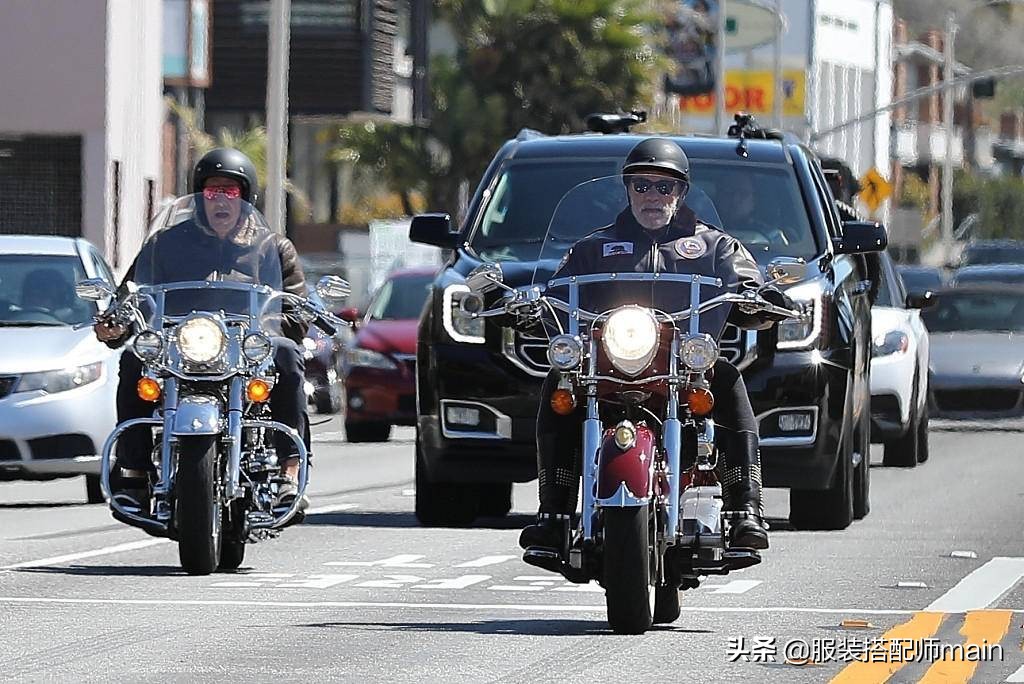 73岁施瓦辛格不低调，穿皮衣骑摩托炫酷抢眼，踩铆钉靴显硬汉本色