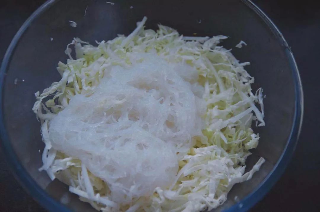 凉拌白菜小窍门清凉爽口简单好吃,凉拌大白菜最好吃的做法第一美食