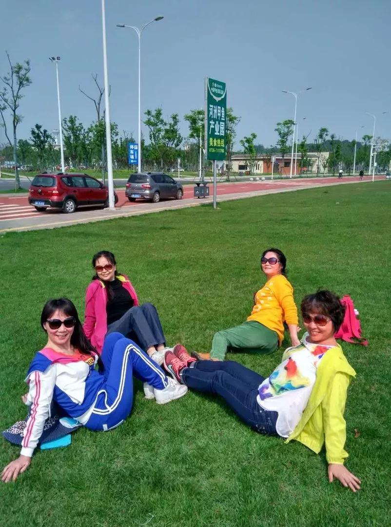 大妈旅游姿势大全,中国大妈一道靓丽的风景线