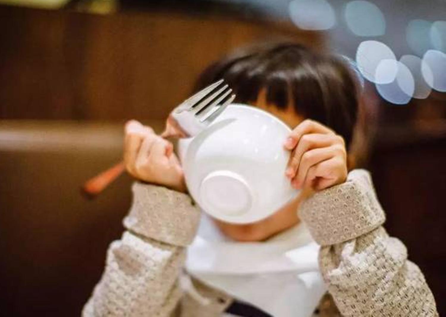 孩子吃太饱了有啥危害,小孩吃得太饱影响智力
