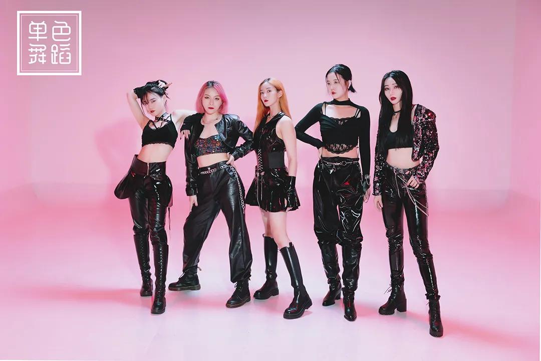 优雅穿搭和艺术感穿搭,十分简约的穿搭穿出高级感