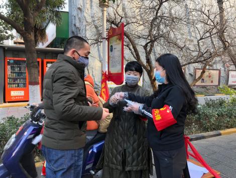 记疫情防控一线的最美志愿者 (疫路有你为爱助力致敬最美志愿者)