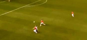 球场上一骑绝尘的卡卡：重剑无锋大巧不工