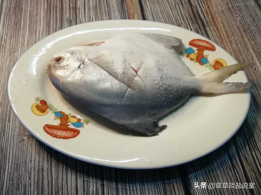 正宗清蒸鲳鱼的刀法,清蒸银鲳鱼的正宗制作方法