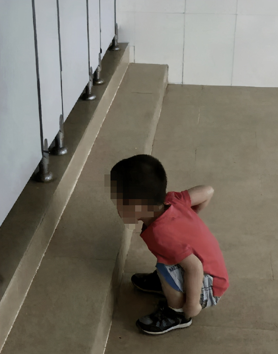 带儿子进女厕被指责,带儿子进女厕所遭指责