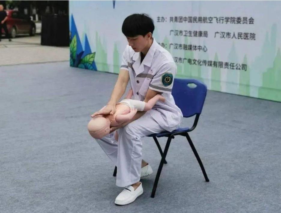 一岁宝宝呛着海姆立克急救,1岁以下婴儿呛奶海姆立克急救法