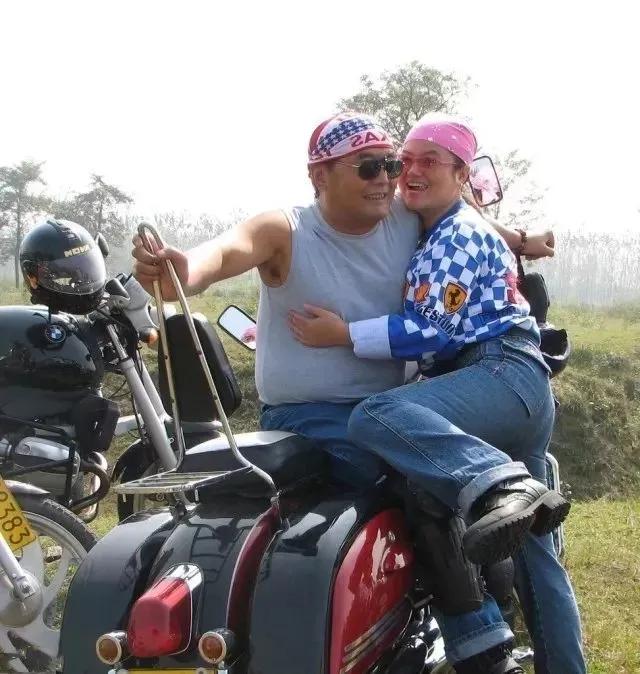 丁大爷,60多岁大爷练习瑜伽像20岁小伙子