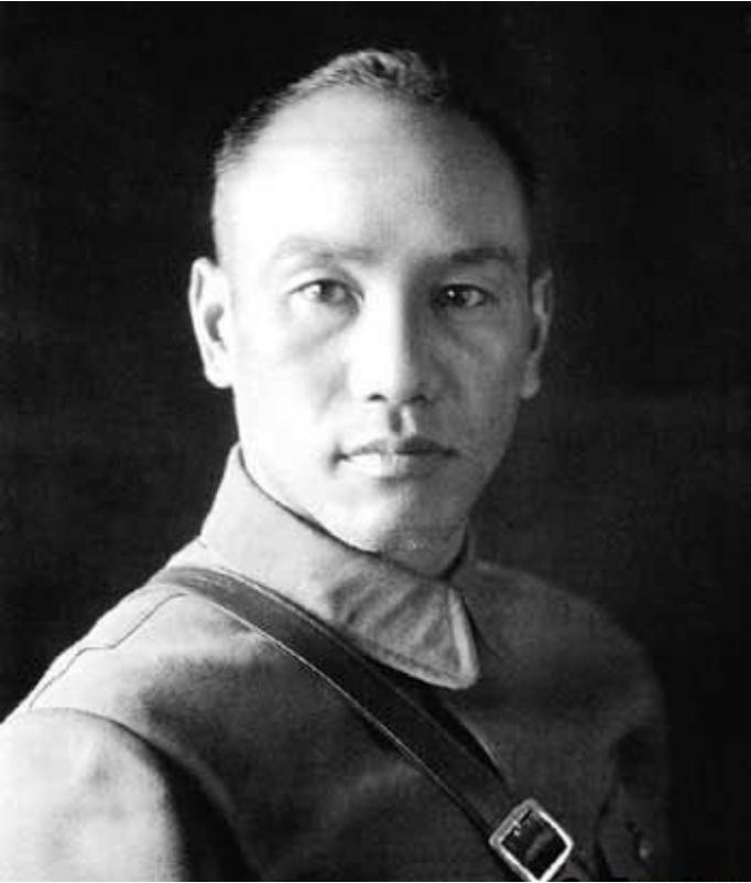 蒋介石晚年秘闻：遭飞来车祸，肛肠出血尿血，死因或与宋美龄有关