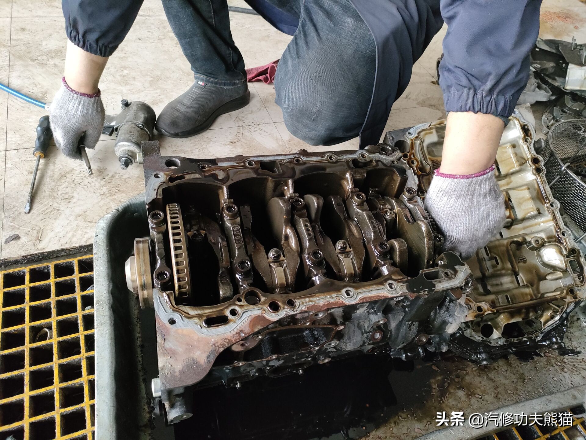 斯柯达昊锐烧机油维修视频,大众斯柯达昊锐1.8t烧机油