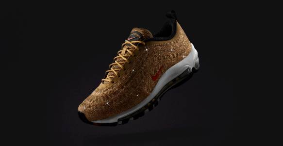 金光闪闪！C罗赛前踩场曾穿耐克潮鞋，限量版镶钻跑鞋极其酷炫