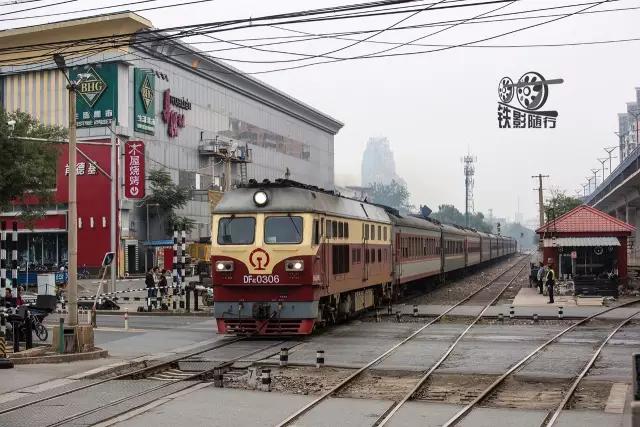 行人车辆请关注火车就要来了,行人车辆请关注火车来了不要抢道