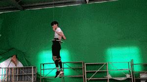 罗云熙和其他人吊威亚对比,罗云熙古装吊威亚起飞绝美瞬间