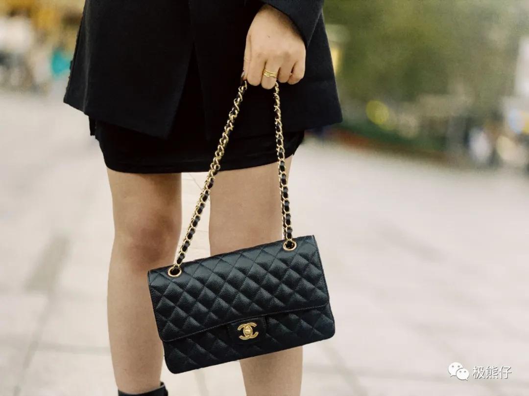 时髦精都在背的圆筒包,出门玩都背哪款包