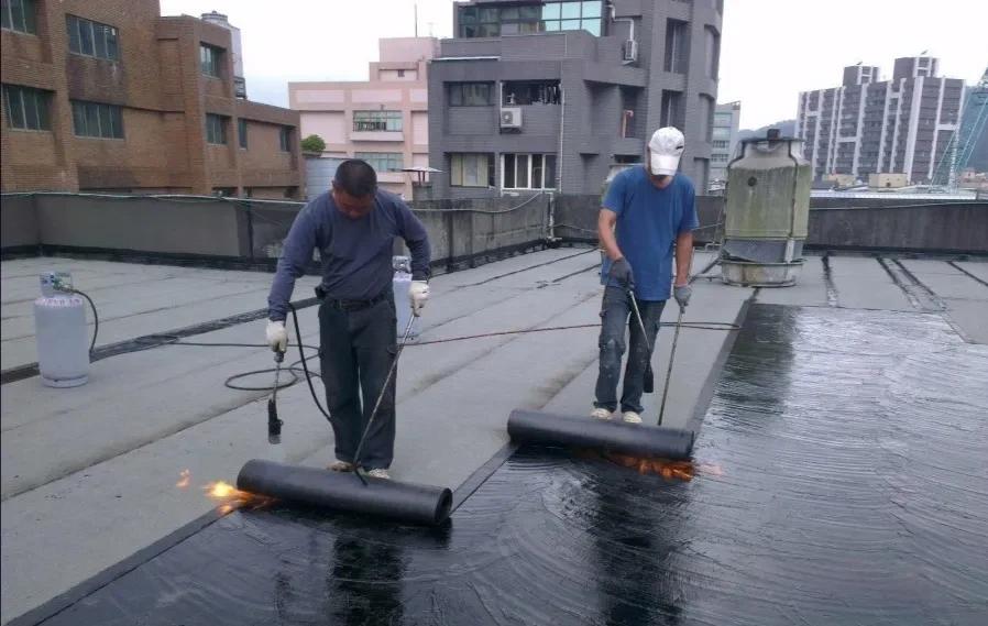 楼顶漏雨物业不给报修怎么办,楼顶漏雨是否应该物业维修