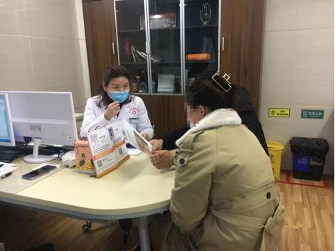 眼睛下面长了汗管瘤用什么药膏,女人眼睛周围长小疙瘩