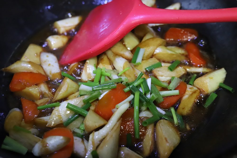 茭白里小黑点怎么吃,茭白有小黑点的家常做法