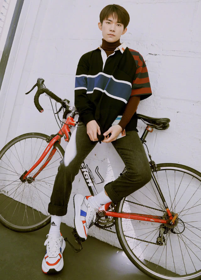 躲过易烊千玺的“大佬装”，也逃过“女装”，不料栽一双袜子上！