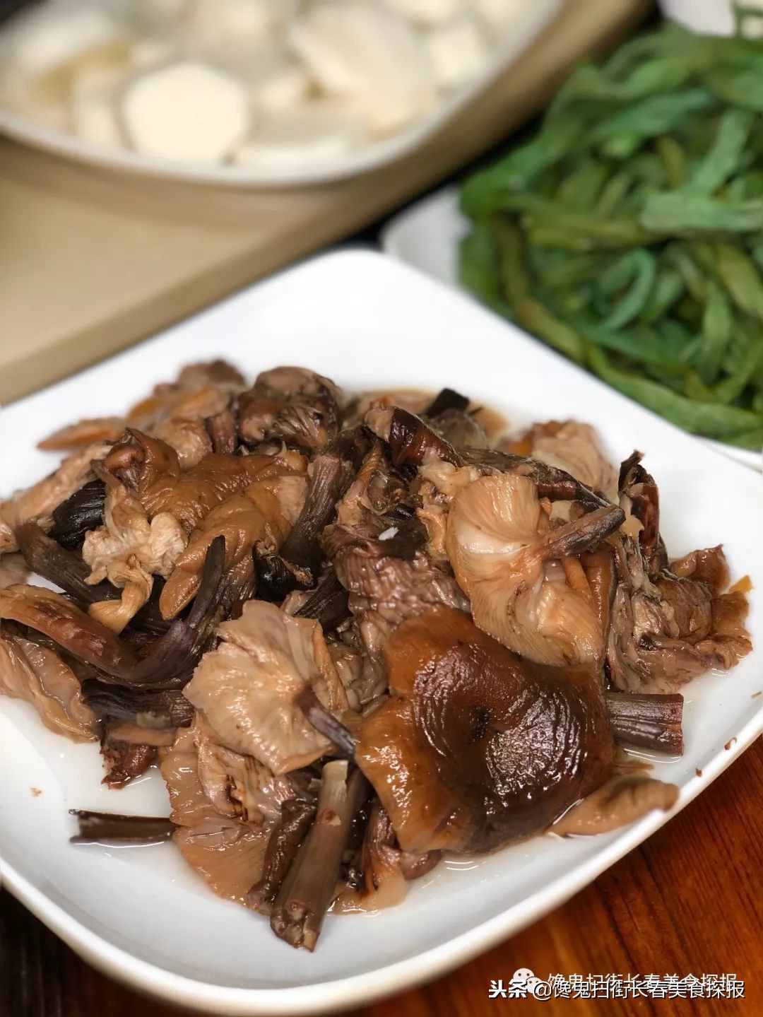 南湖别墅区藏个旧屯子，铁锅炖鱼天天爆满据说空姐都吃胖了！