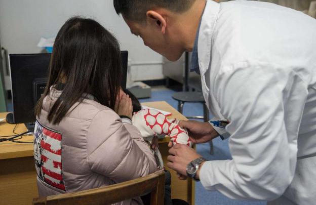 2岁孩子大哭大闹不肯洗澡,2岁孩子不愿洗头洗澡家长怎么办