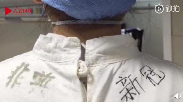 跨越时空的鞠躬,跨越时空的对视催泪瞬间