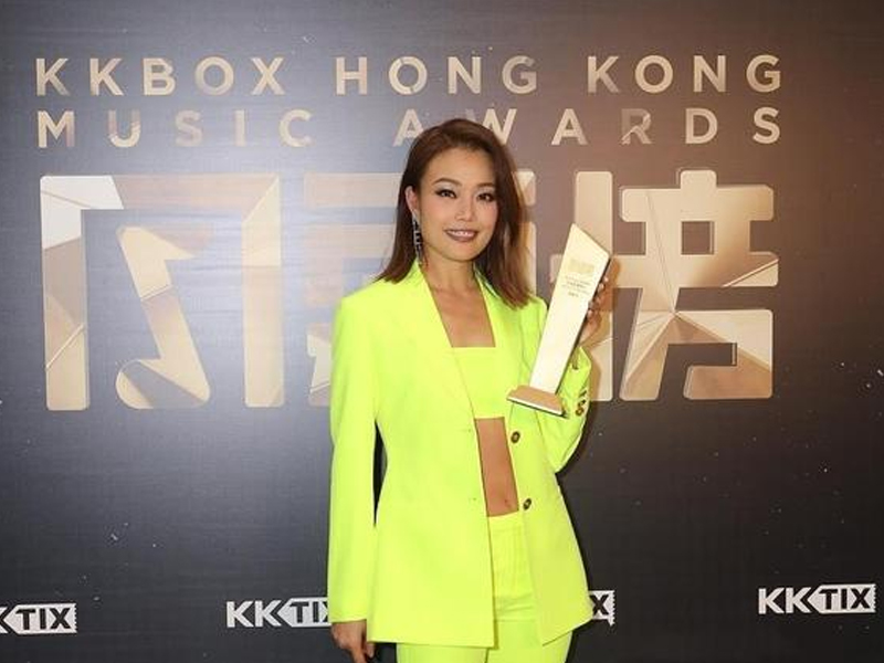 荧光色显白穿搭,荧光黄发色穿衣搭配