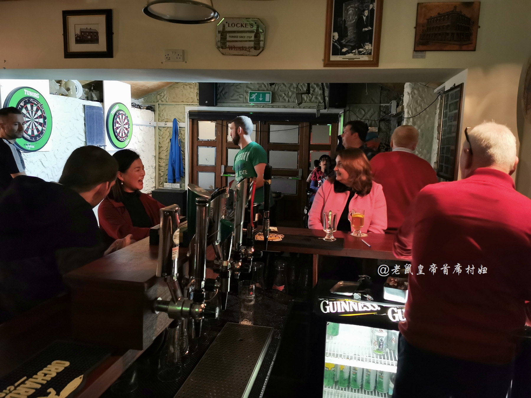 中国民乐奏响爱尔兰酒吧，老外听呆盛赞，纷纷热情款待博主