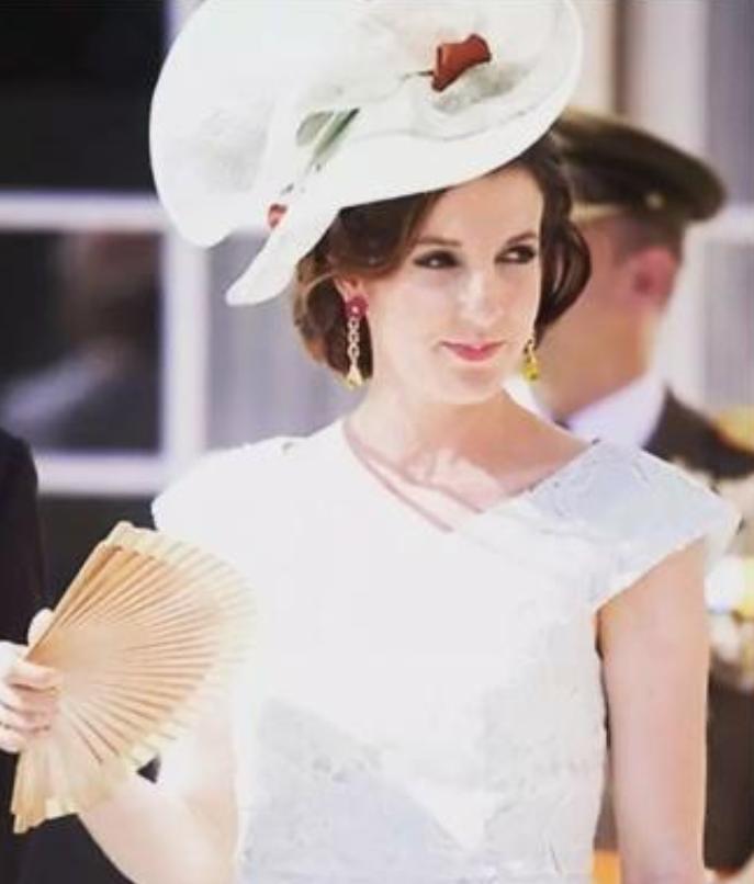 瓦匠女儿21岁成王妃，王子为她放弃王位，大婚10年输给白富美律师