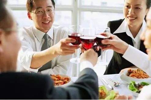 老板和员工喝酒应该怎么做,领导给员工买单怎么办