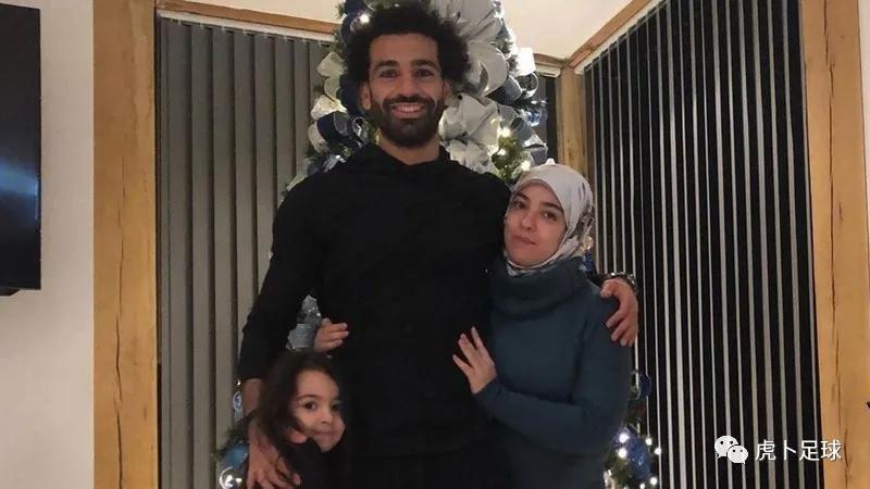 足球球员与球迷的暖情时刻,足球运动员与球迷的暖心时刻