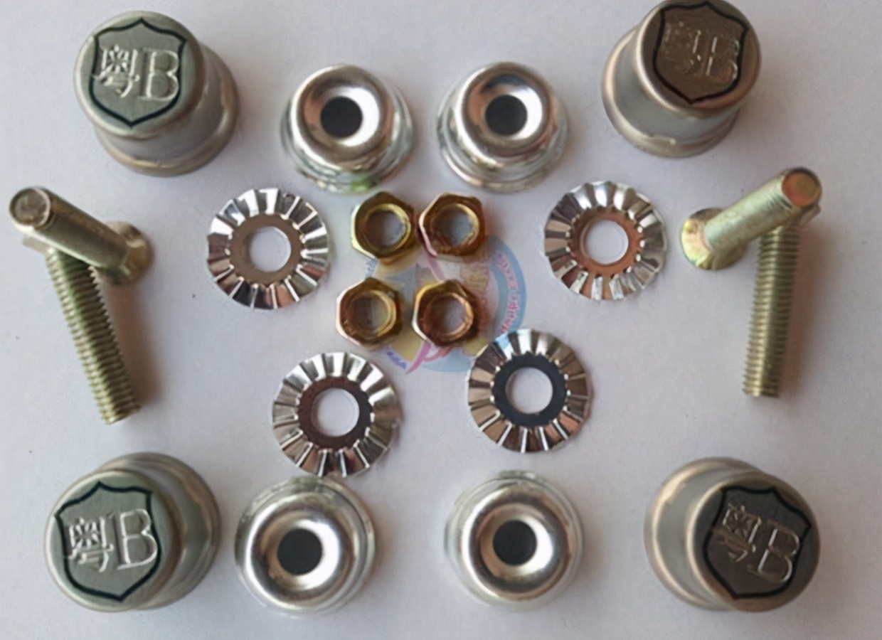 车牌只有两个孔怎么安装四颗螺丝,正确安装车牌螺丝教程