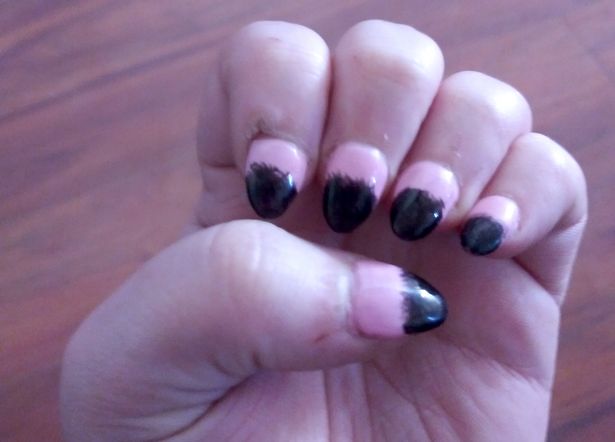 美国白领花45美元做奇特黑指甲，粉红底色与黑色前端像“狗乳头”
