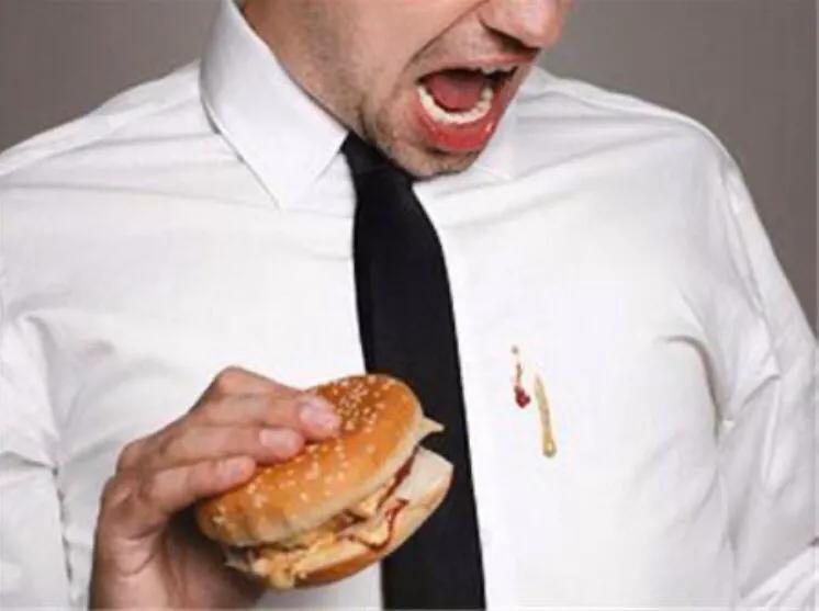 缝纫机油沾衣服上怎么能洗净,炒菜沾在衣服上面的油怎么洗