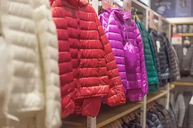 脏羽绒服真的可以一喷去污吗,羽绒服上的毛领脏了正确洗涤方法