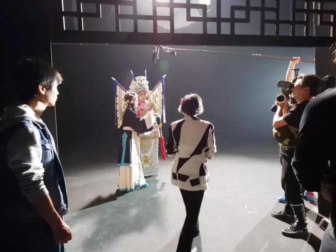 86岁的好莱坞华人教母：我是一只独来独往的豹，不需要结婚