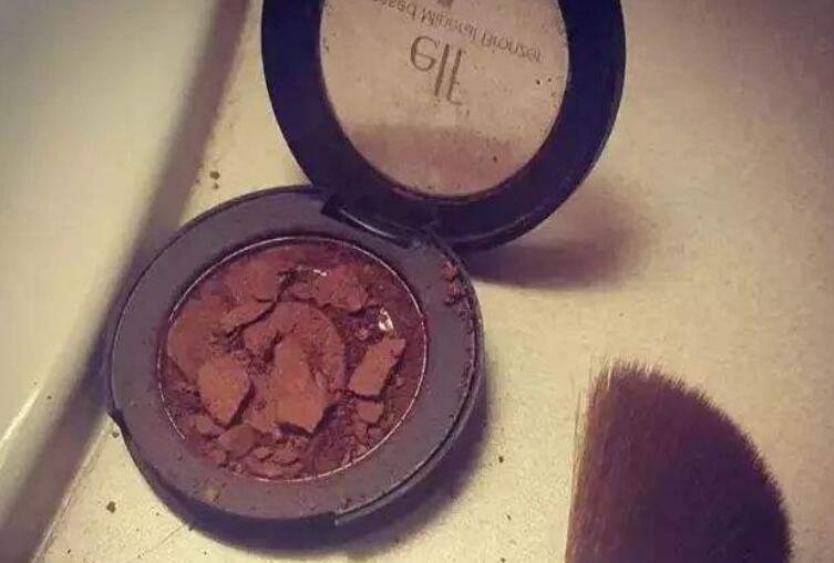 眼影碎钻干了怎么补救,眼影碎了一点点怎么办最有效