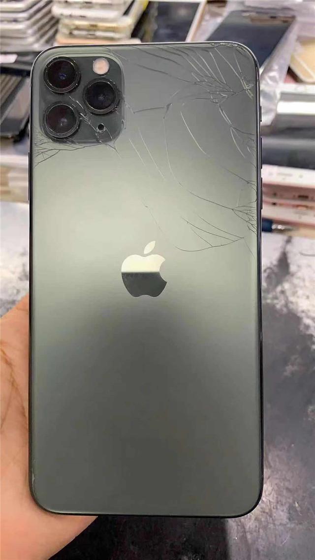 iphone11pro损坏维修,刚到手的iphone11就碎了