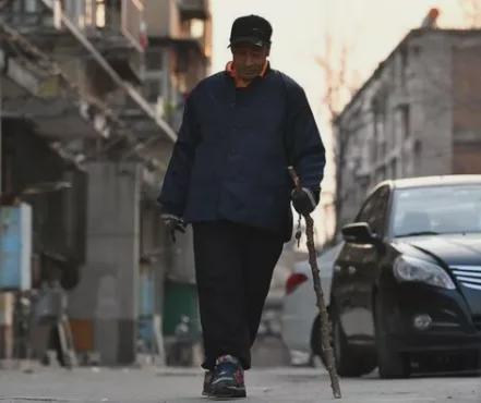 这可能是北京最破的健身房，却是撸铁者的天堂...