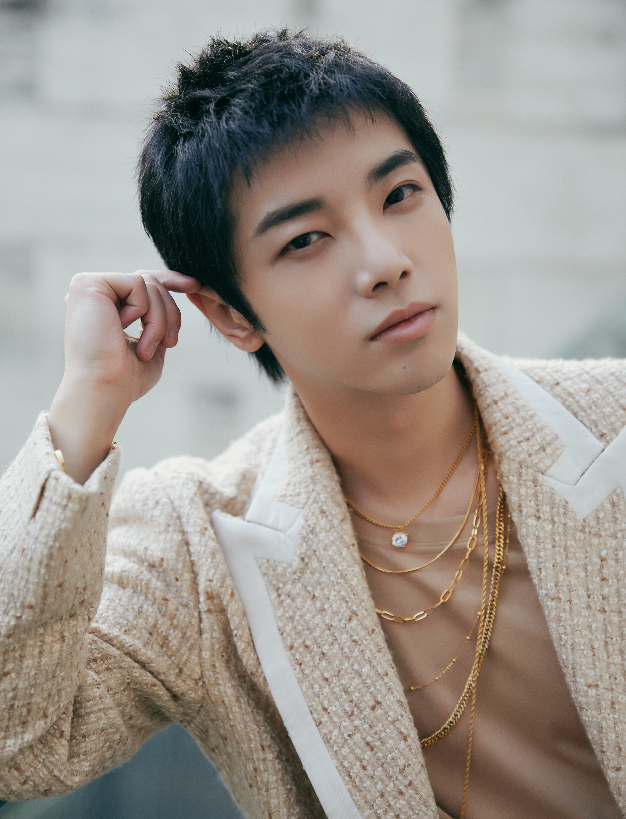 够大胆！花花“空身穿”香奈儿，配大金链子，不像暴发户是王子