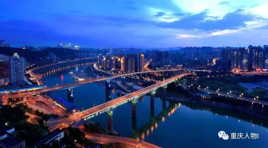 重庆骑摩托车上班,重庆大叔骑摩托