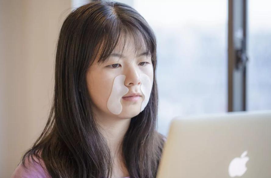 小孩偷拍妈妈事件,女孩为追星偷爸爸的钱骗了所有人