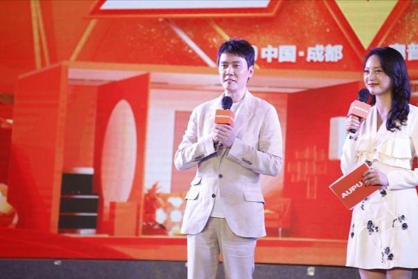 冯绍峰的穿搭是什么风格,冯绍峰白衣服西装