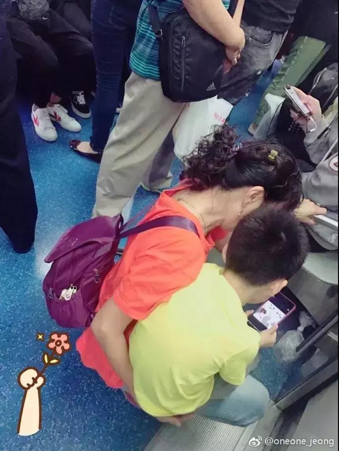 这才是董卿真实的样子,董卿跪地为什么获得网友的称赞