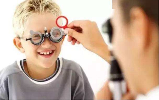小孩怎样改善近视让近视度数下降,孩子近视了怎么告诉他近视的危害