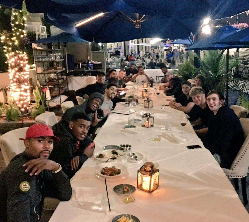 热爱运动的人有何区别,真正热爱足球的人风雨无阻