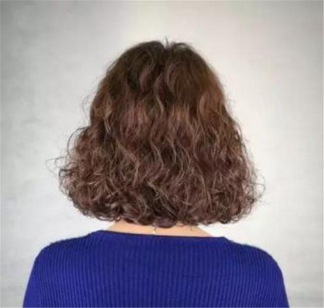 法式卷发中长发适合大妈,女士流行中波浪卷发型