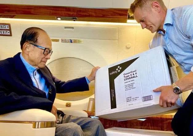 92岁李嘉诚坐11个小时飞机，只为买回84箱口罩，一个不留全部捐出