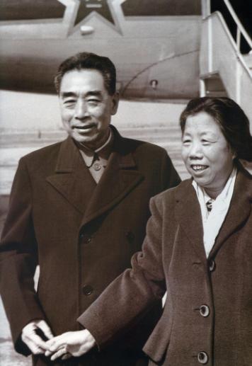 周总理最后2年，体重61斤平均40天一场手术，临终前苦等发妻