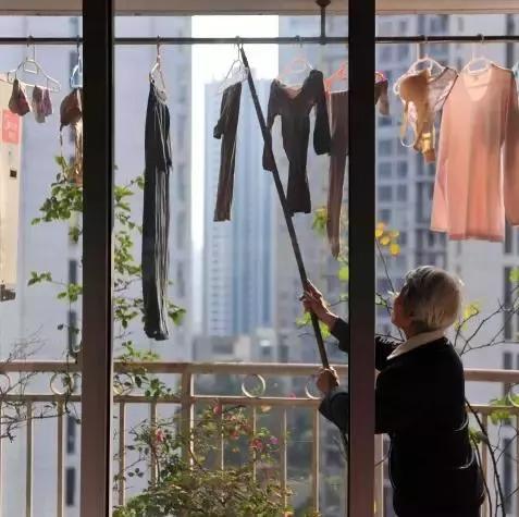 为什么晚上不宜在阳台晾衣服,为什么晚上不能在阳台上晾衣服